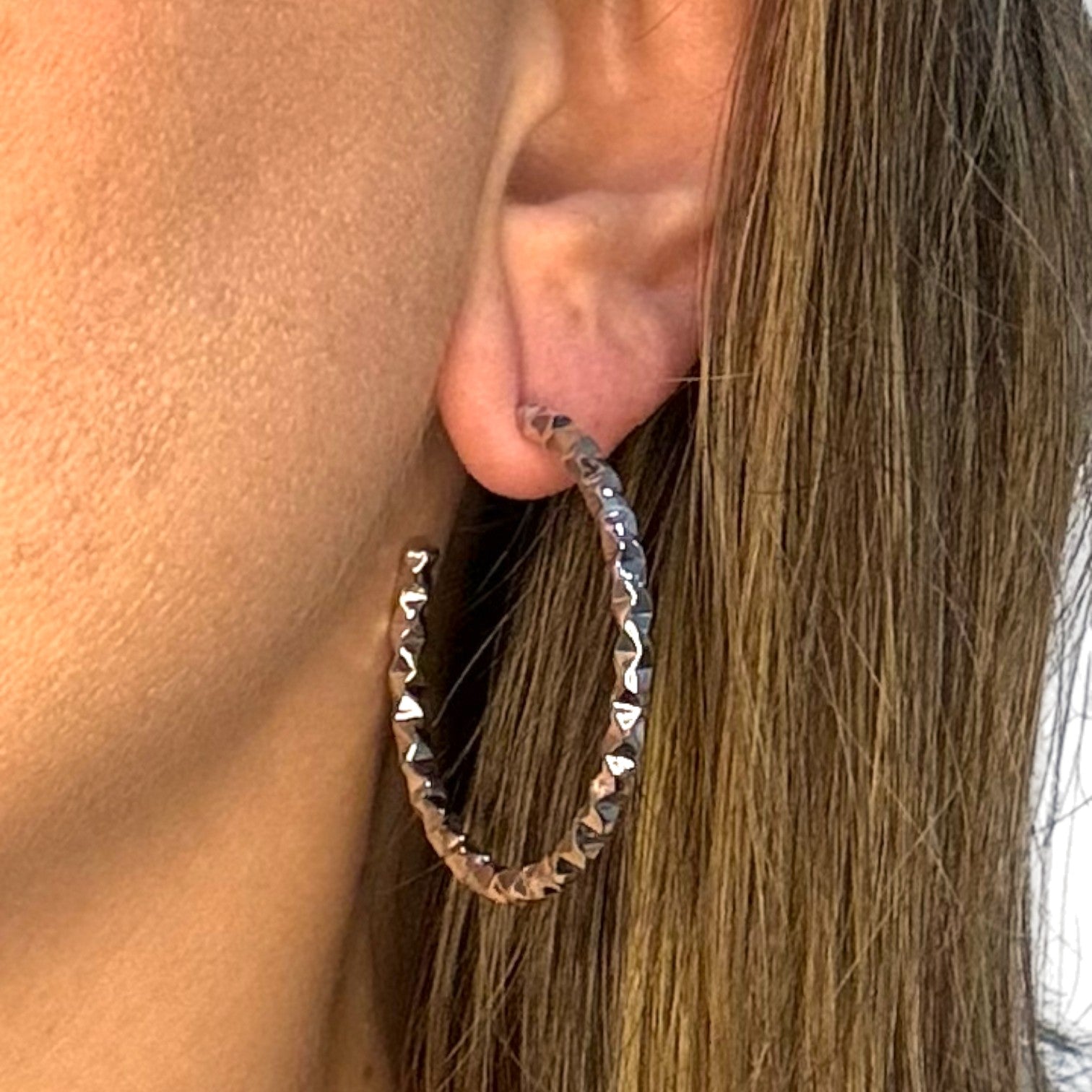 Brinco Argola Detalhada Lisa Branco