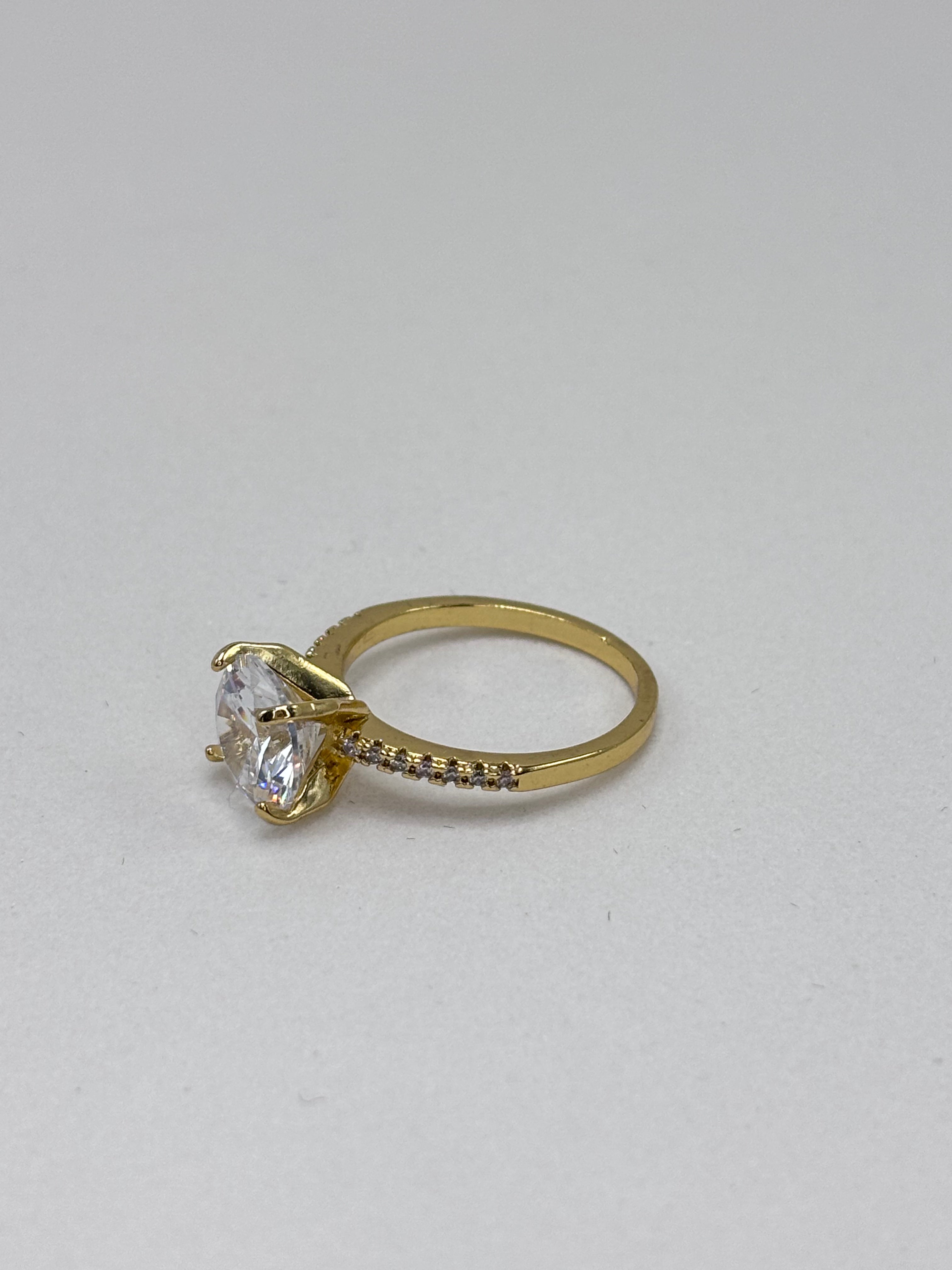 Anel Solitário Cavejado Cristal Dourado