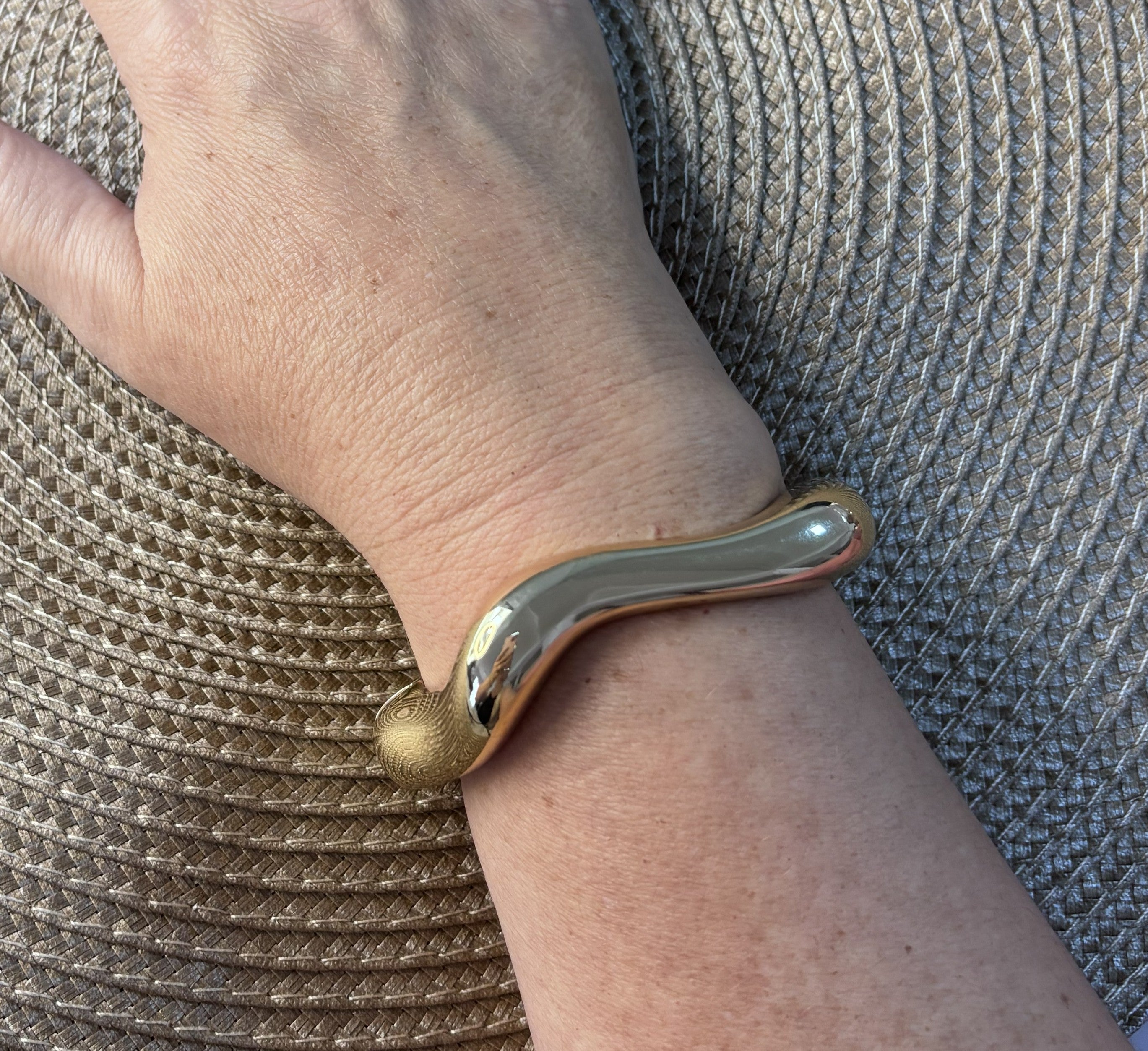 Bracelete Ondulado Liso Dourado