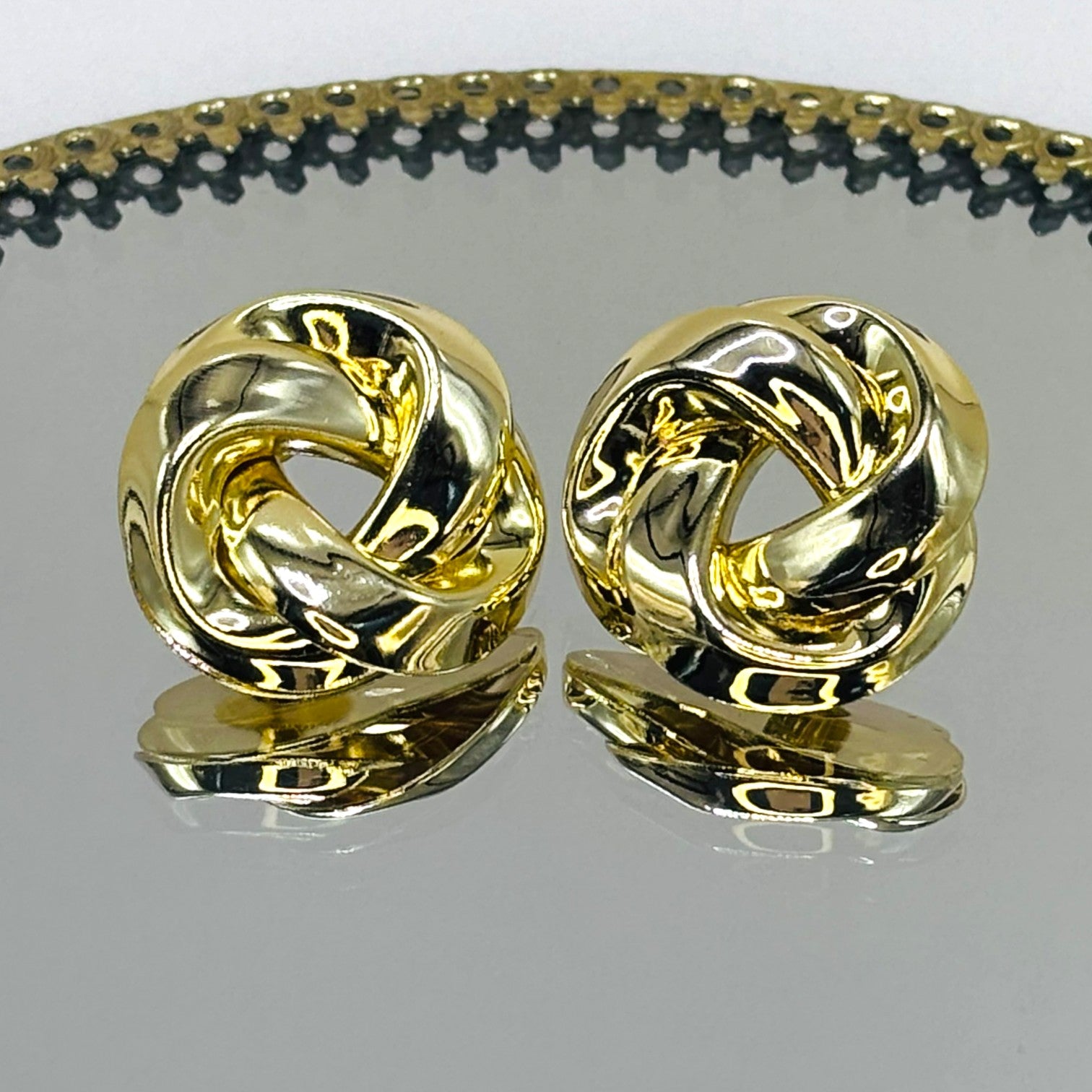 Brinco Entrelaçado Liso Dourado