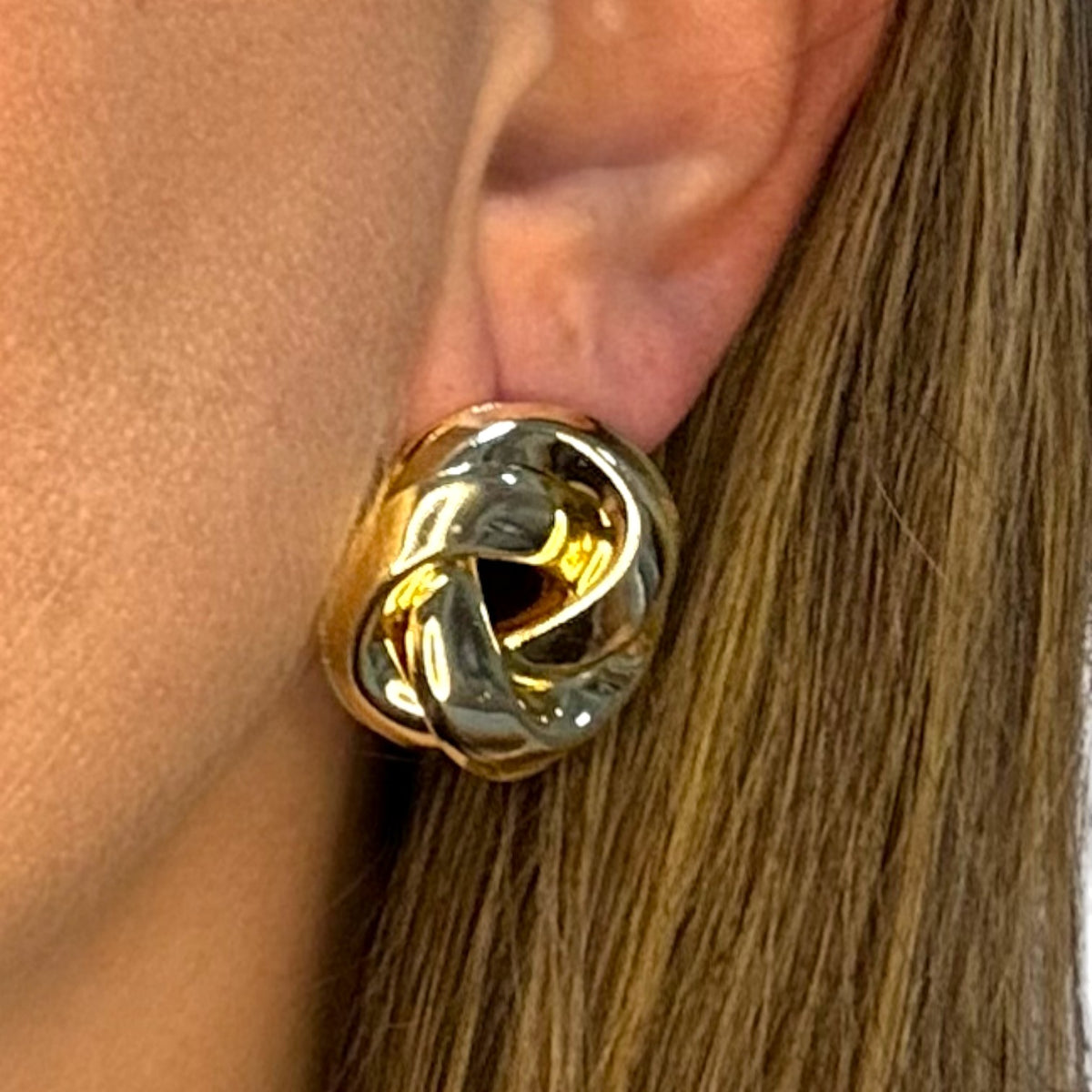 Brinco Entrelaçado Liso Dourado