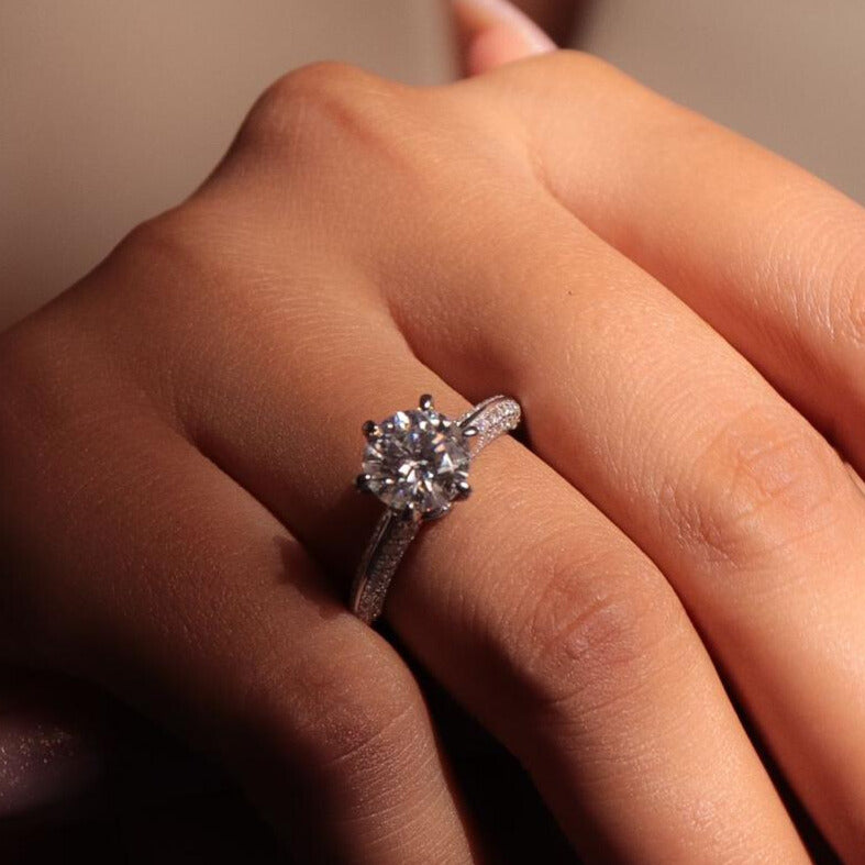 Anel Moissanite 2.36ct Redondo Cravejado em Prata 925 com Banho de Ródio