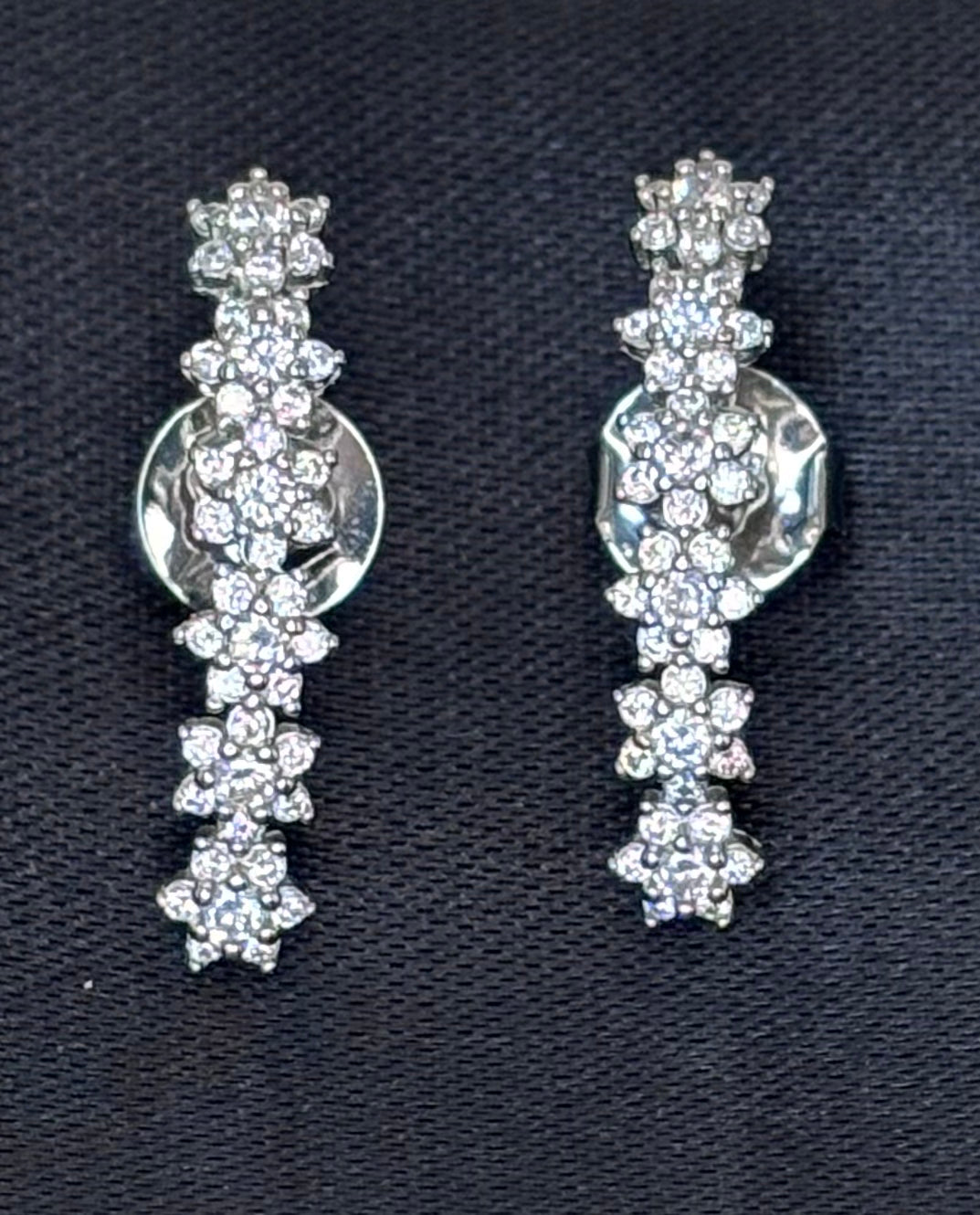 Brinco zirconia branca lombada inteira flores