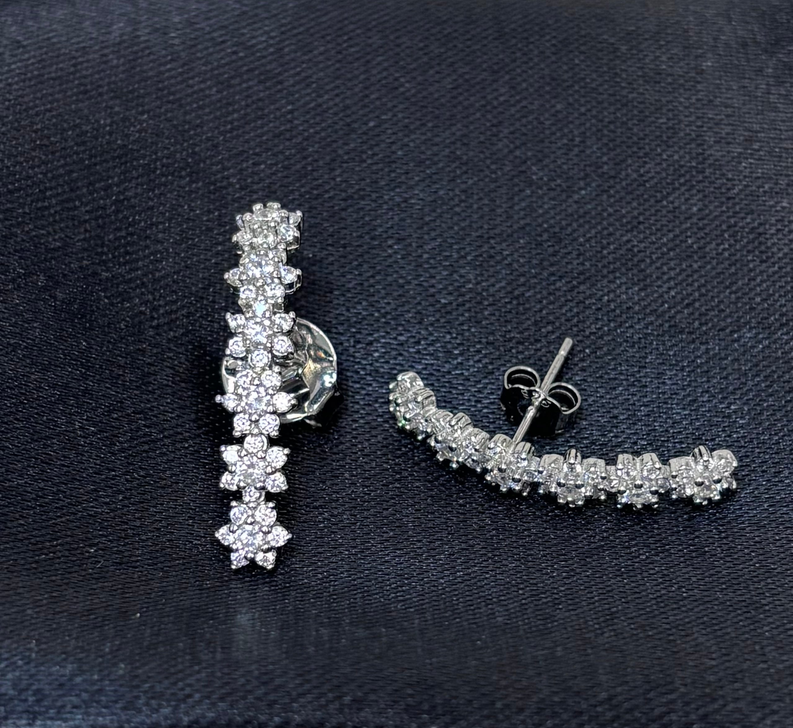 Brinco zirconia branca lombada inteira flores