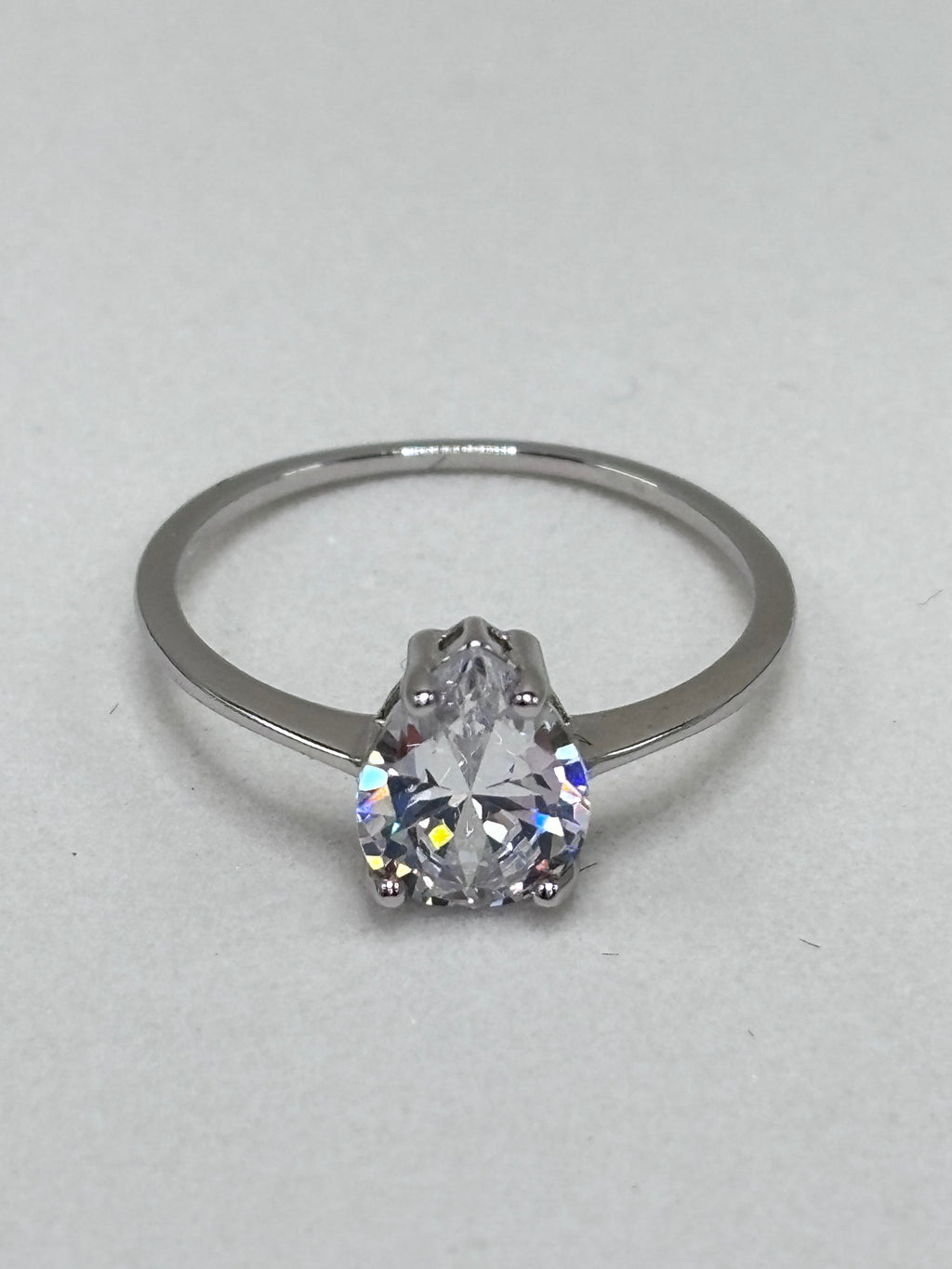 Anel zirconia branca gota 6x9