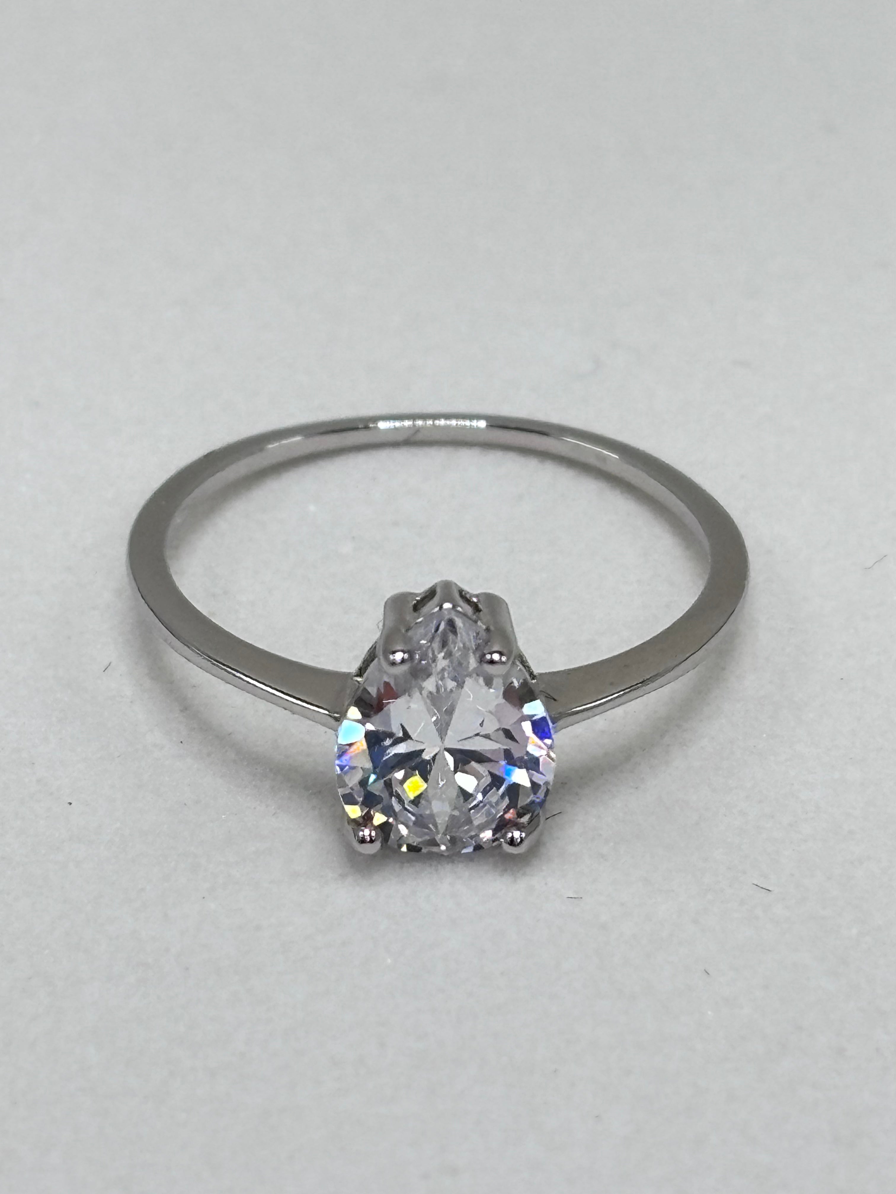 Anel zirconia branca gota 6x9