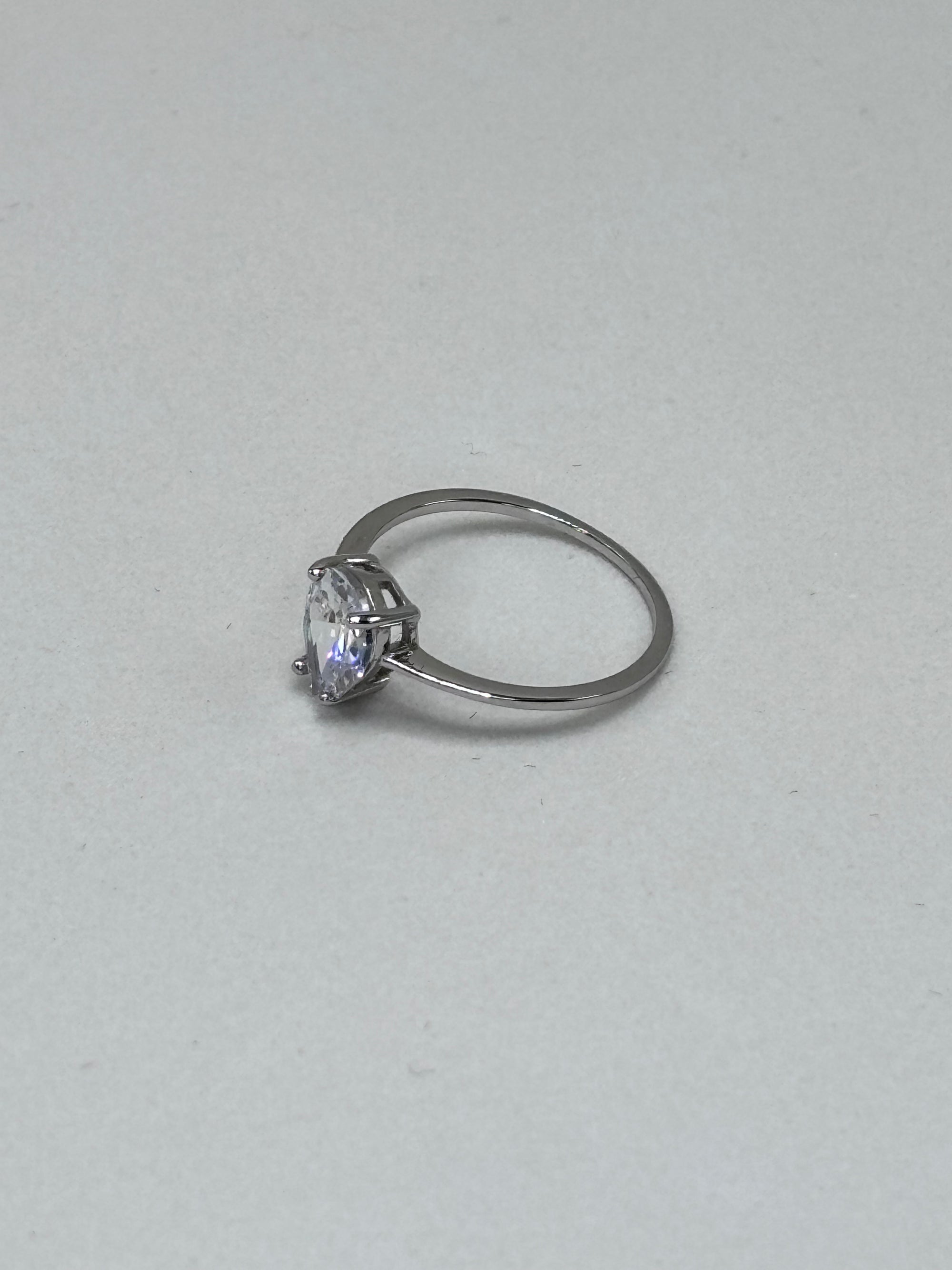 Anel zirconia branca gota 6x9