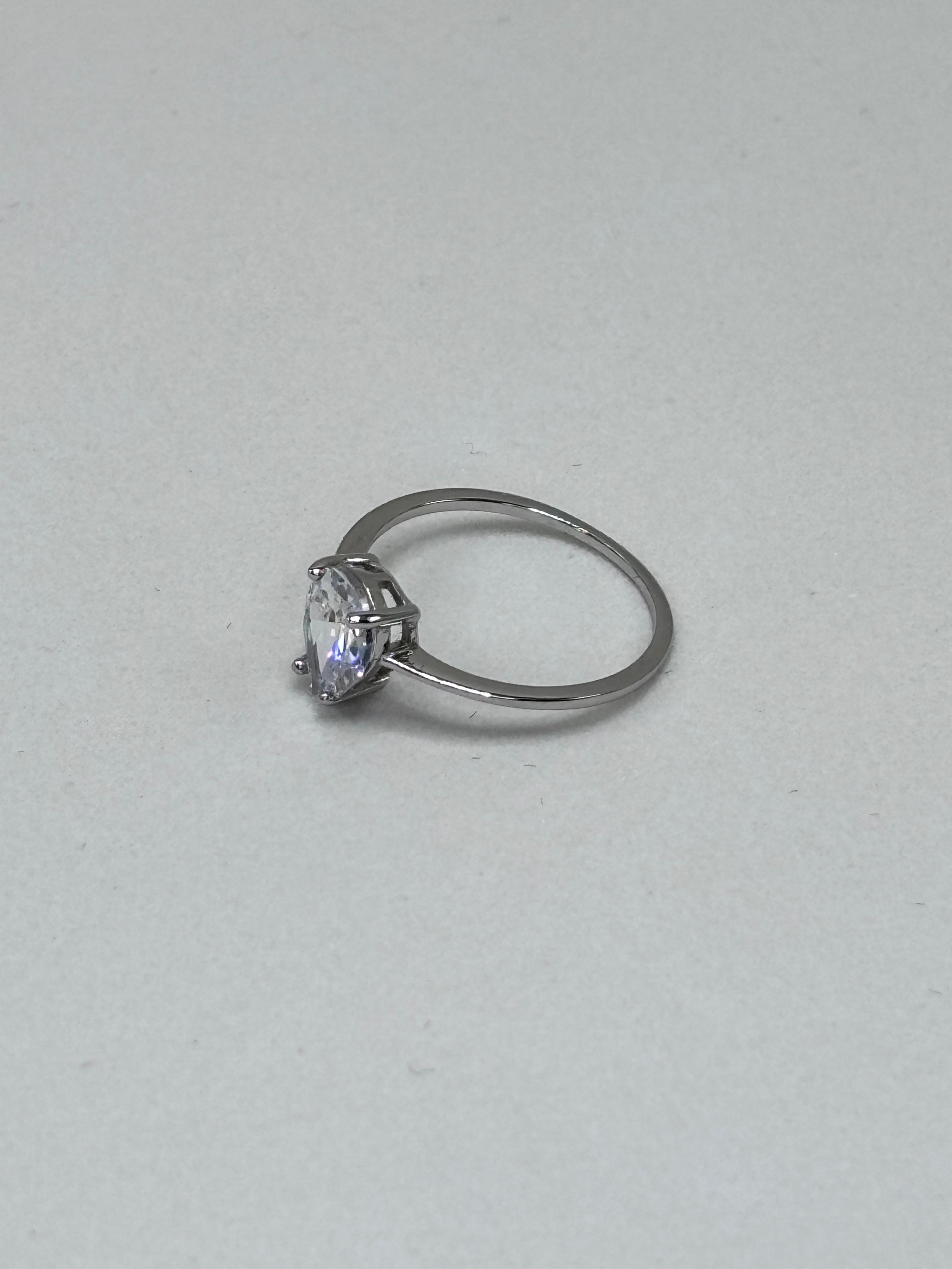 Anel zirconia branca gota 6x9