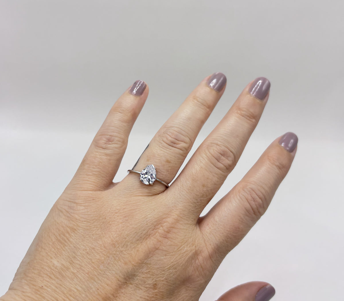 Anel zirconia branca gota 6x9
