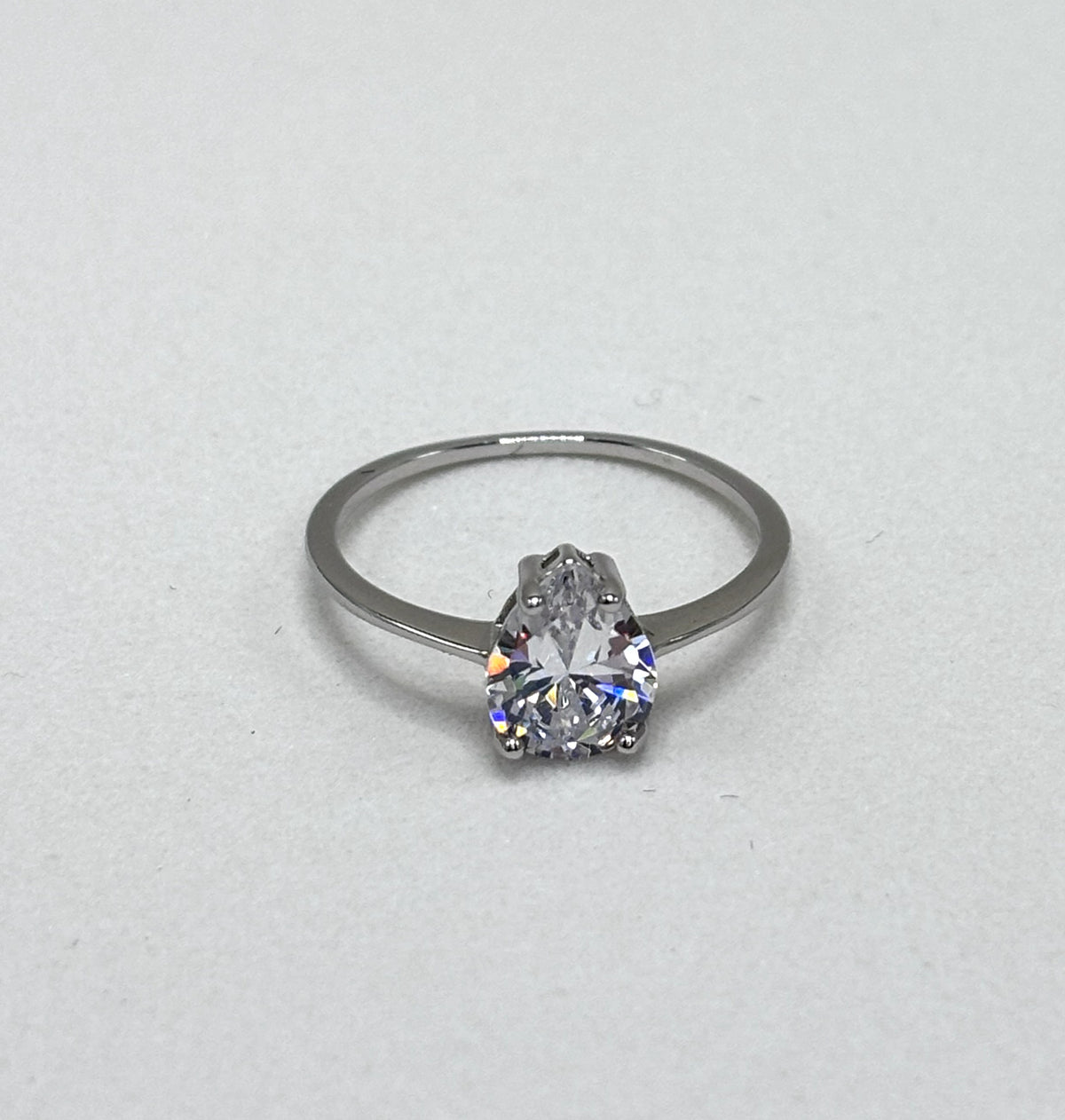 Anel zirconia branca gota 6x9