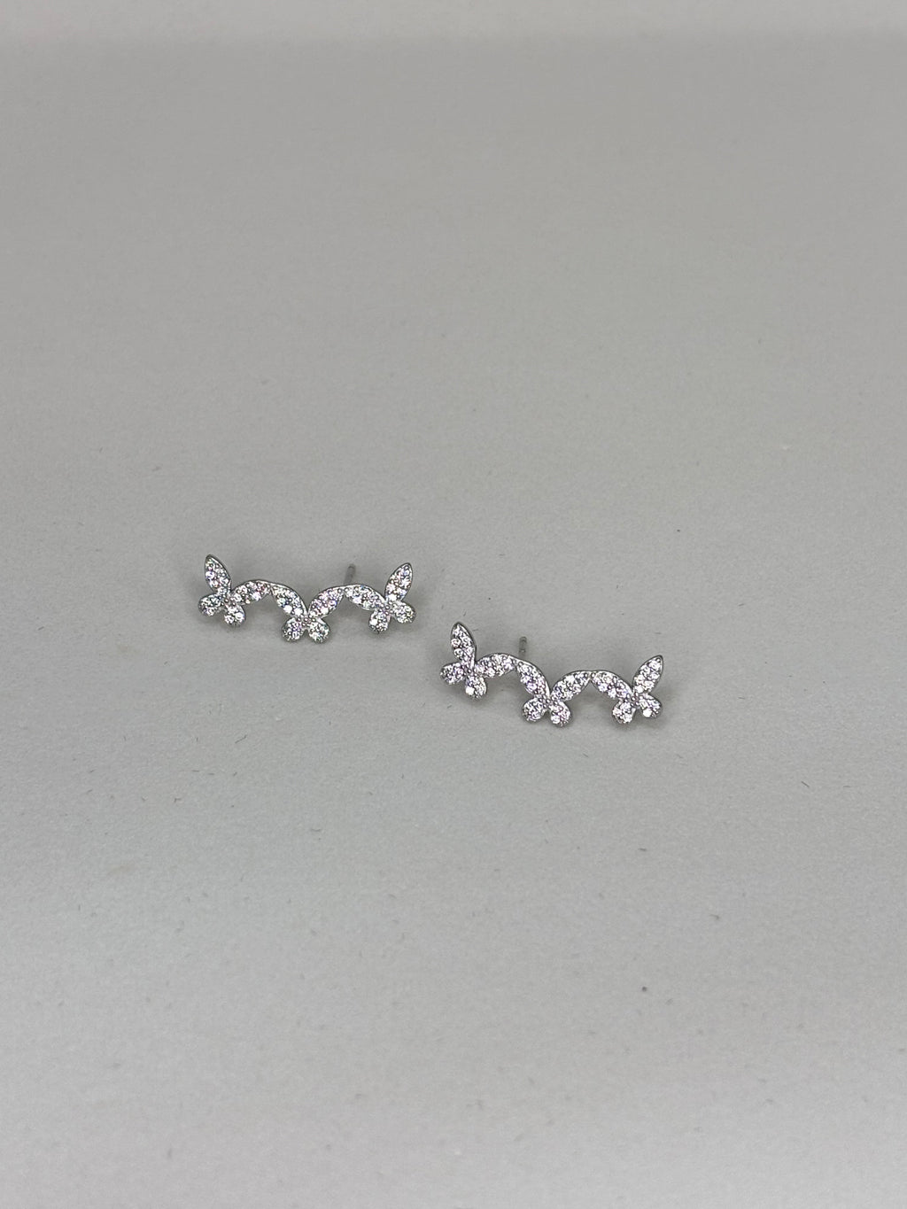 Brinco zirconia branca earcuff borboletas