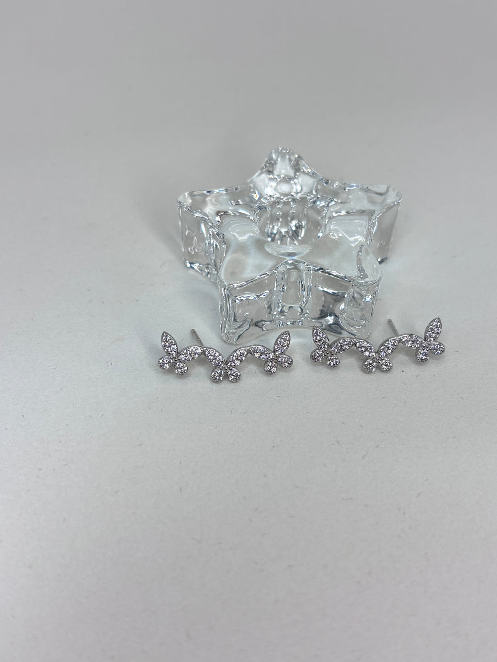 Brinco zirconia branca earcuff borboletas