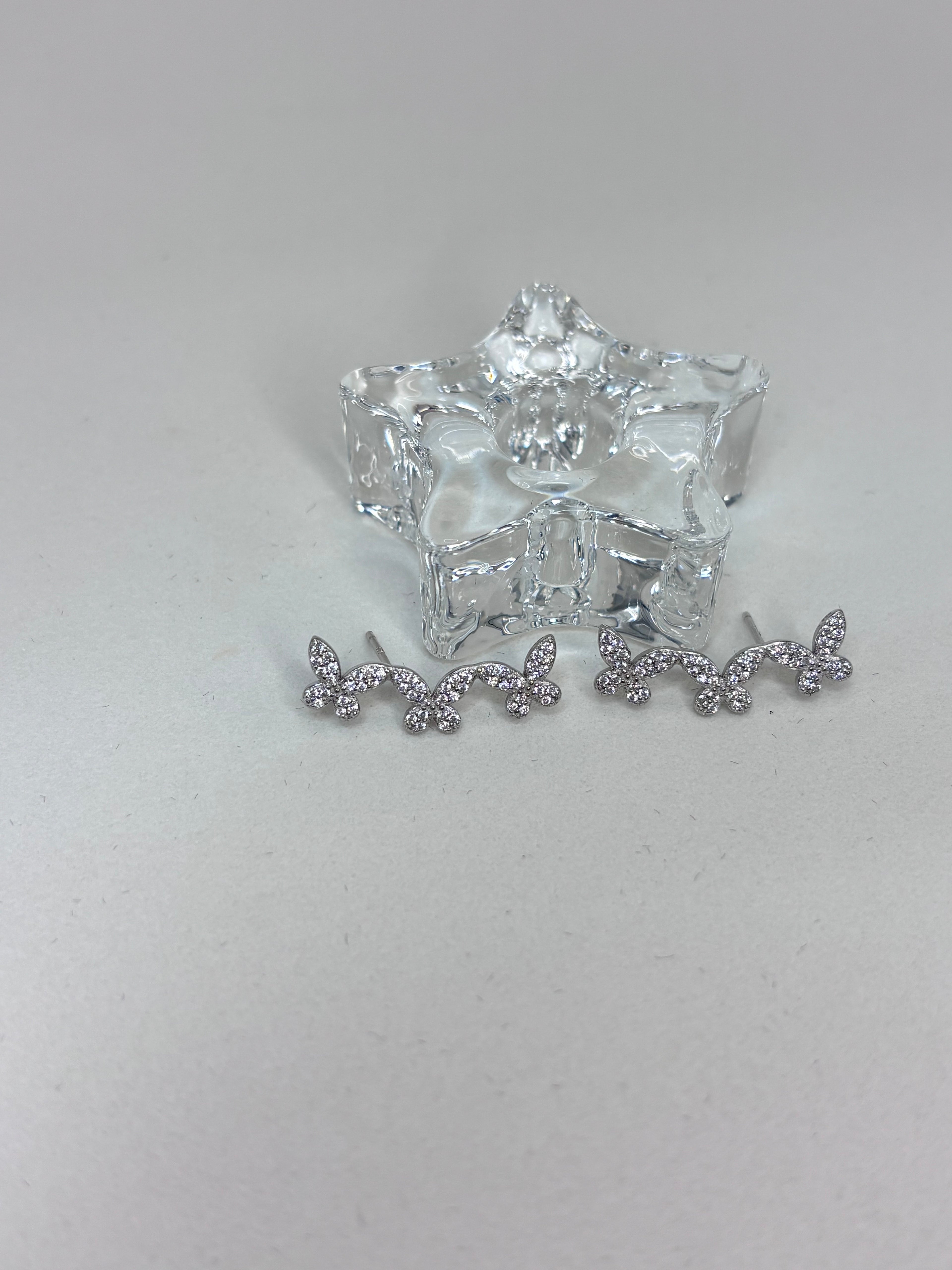 Brinco zirconia branca earcuff borboletas