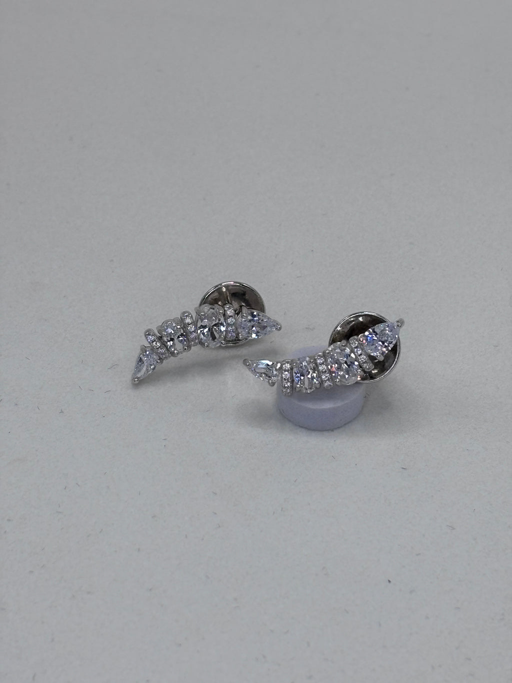 Brinco zirconia branca earcuff ovais e gotas