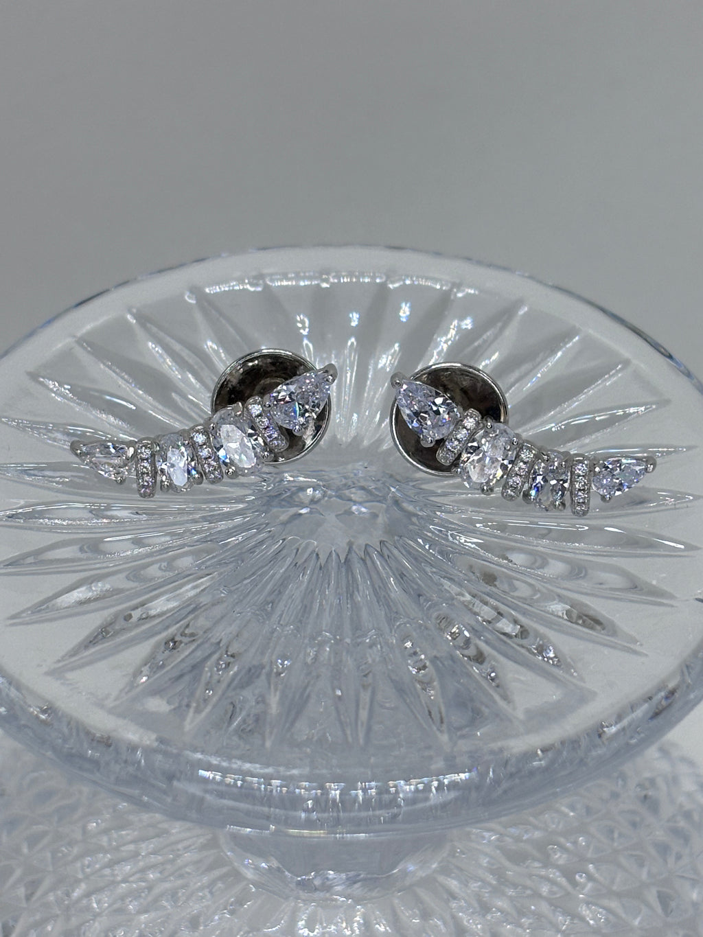 Brinco zirconia branca earcuff ovais e gotas