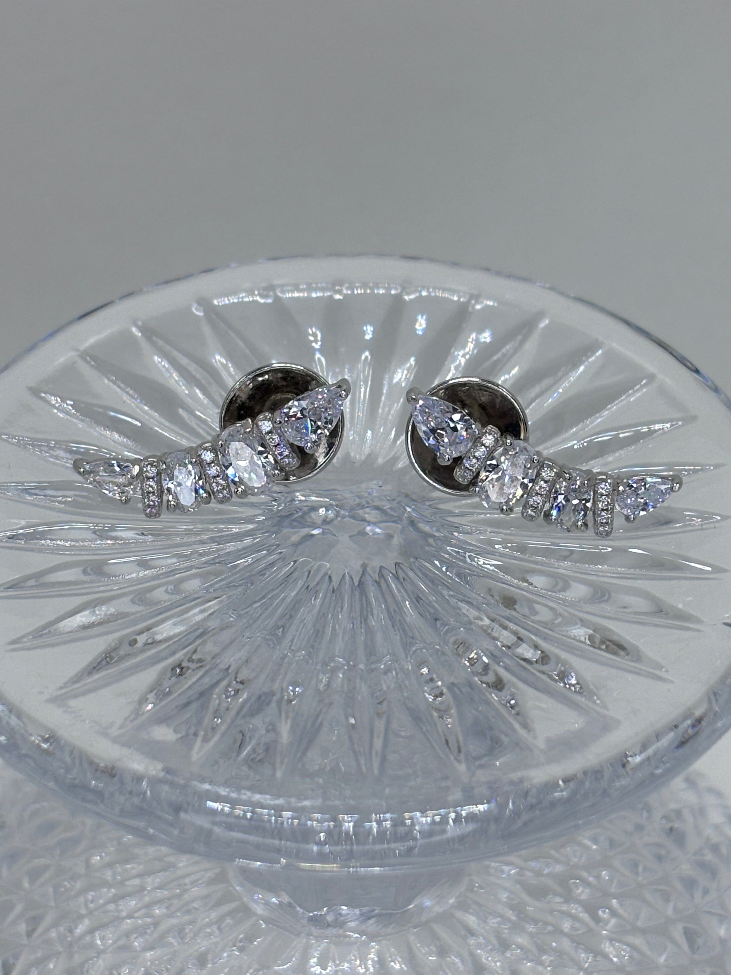 Brinco zirconia branca earcuff ovais e gotas